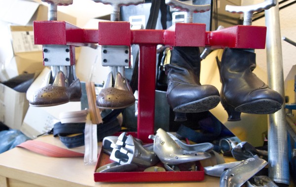 Shoe repair machine